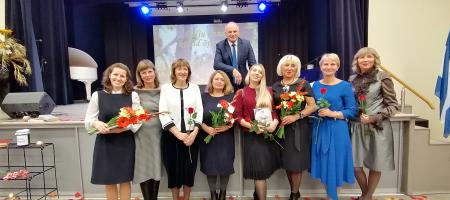 Maardu linna aasta õpetajad koos linnapea ja abilinnapeaga 