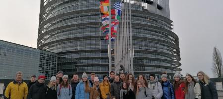 Maardu Gõmnaasiumi õpilased ja õpetajad 27.2.2020 Strasbourgis Euroopa Parlamendi ees
